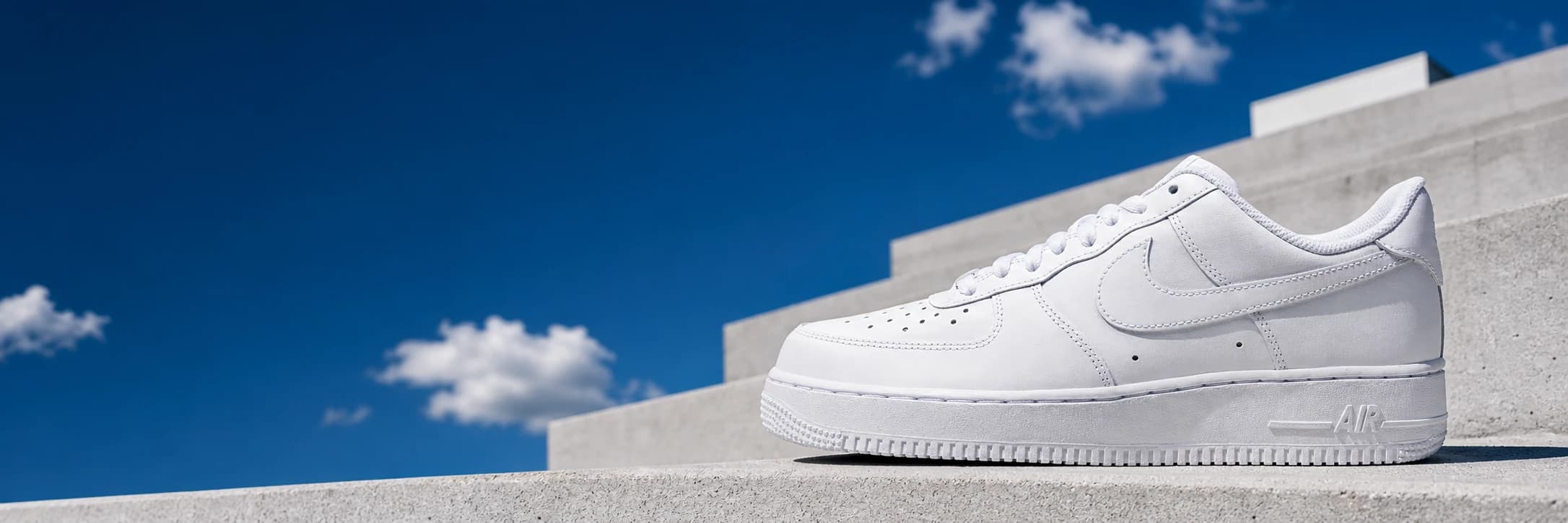 Bílá teniska Nike Air Force 1 Low '07 na betonovém podkladu