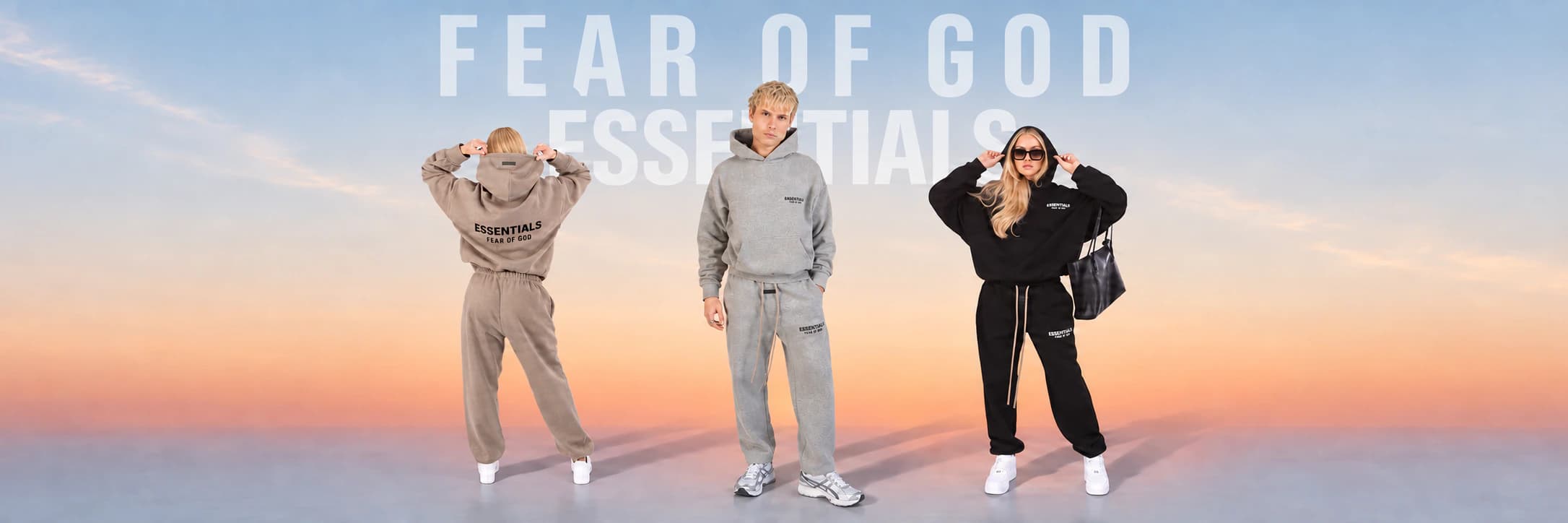 Tři modelové v soupravách Fear of God Essentials