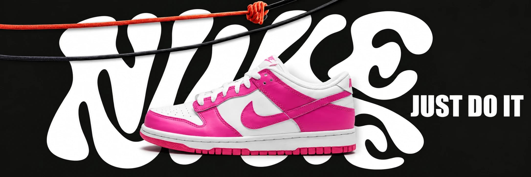 Růžovo-bílá Nike Dunk Low na černém grafickém pozadí Nike