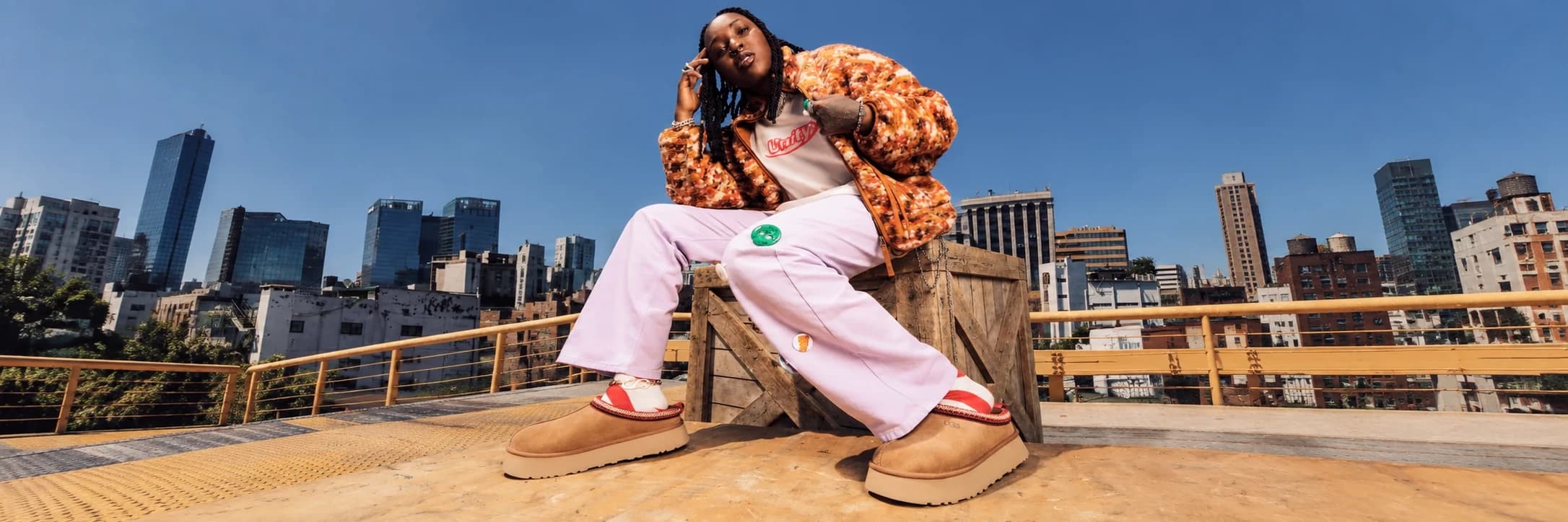 UGG platformy v městském lifestyle editoriálu