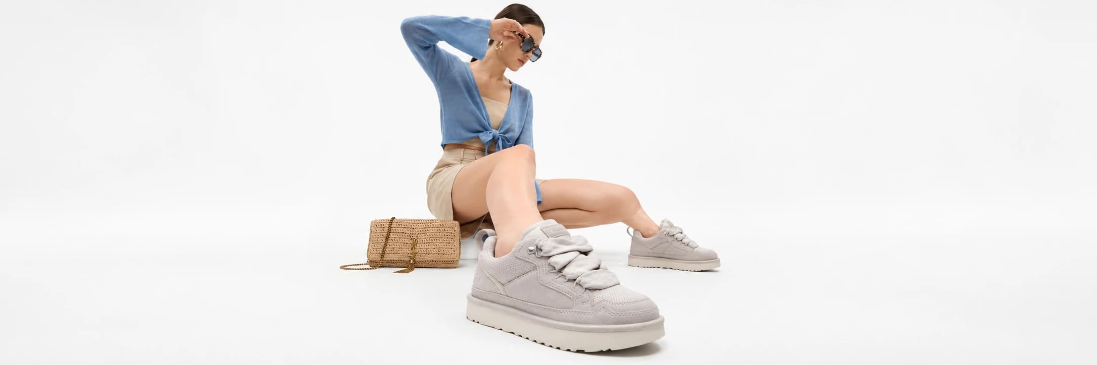 Modelka v bílém studiu s béžovými teniskami UGG Lowmel Ceramic