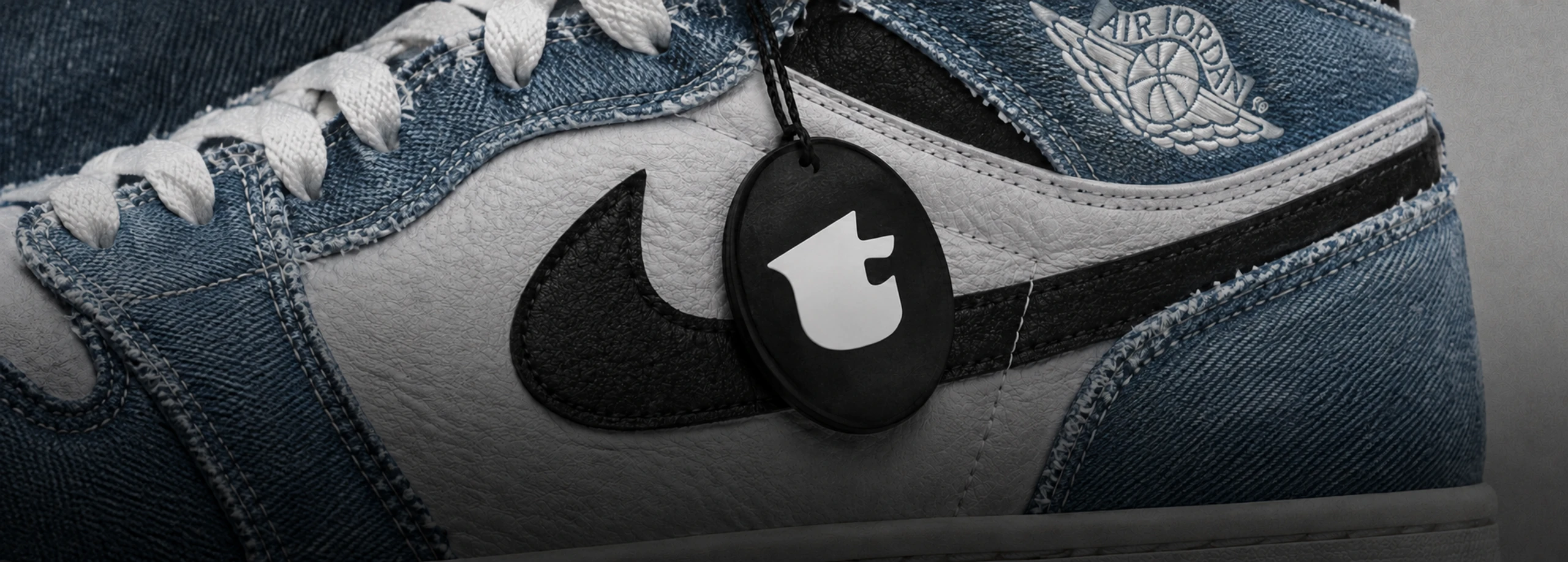 Detail tenisky Air Jordan 1 Denim s přívěskem TEKKIES